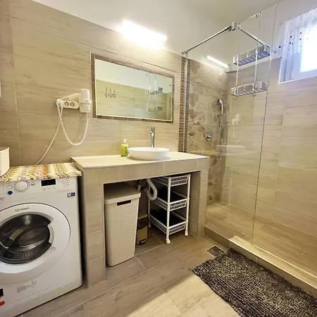 בית נופש Anna House - House Close To In Center שיופוק